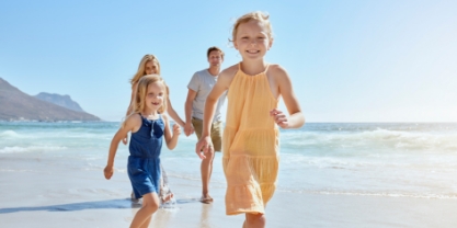 תמונה של משפחה רצה בים מאחור אמא ואבא ומקדיה שניה בנות רצות בשימלה צהובה וכחולה