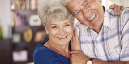 סבא וסבתא מחובקים מחייכים